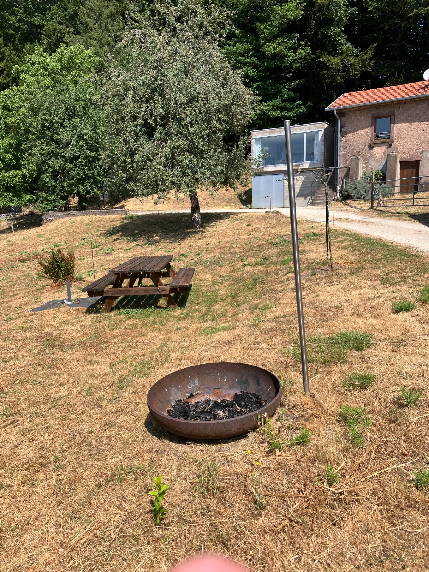 Aire de détente et gril au Domaine du Mont Gérard